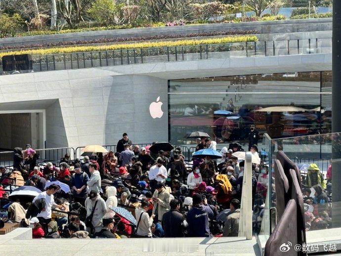 #静安寺苹果店开业前大排长龙#这么热闹吗？就一个店的开业呀，过段时间没人了再逛也