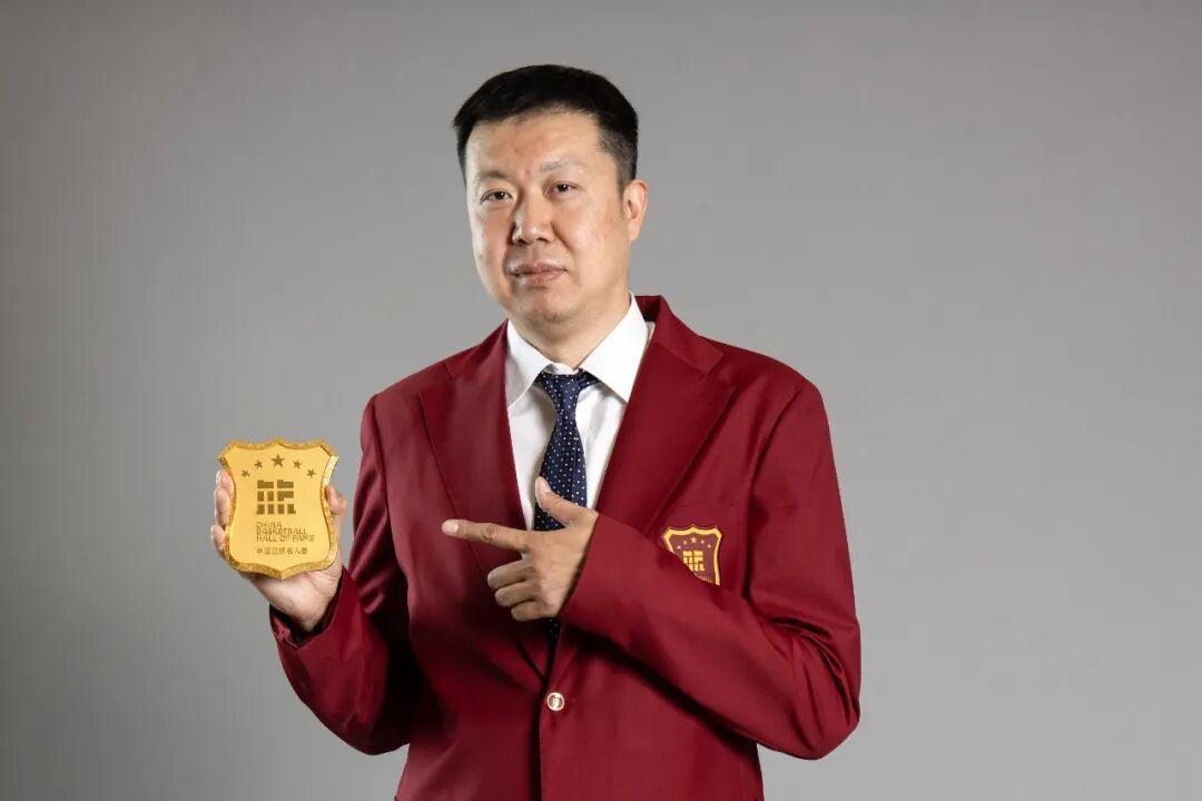 祝贺大郅！国际篮联名人堂入选仪式近日在德国柏林举行，王治郅亲赴柏林接受这一殊荣。