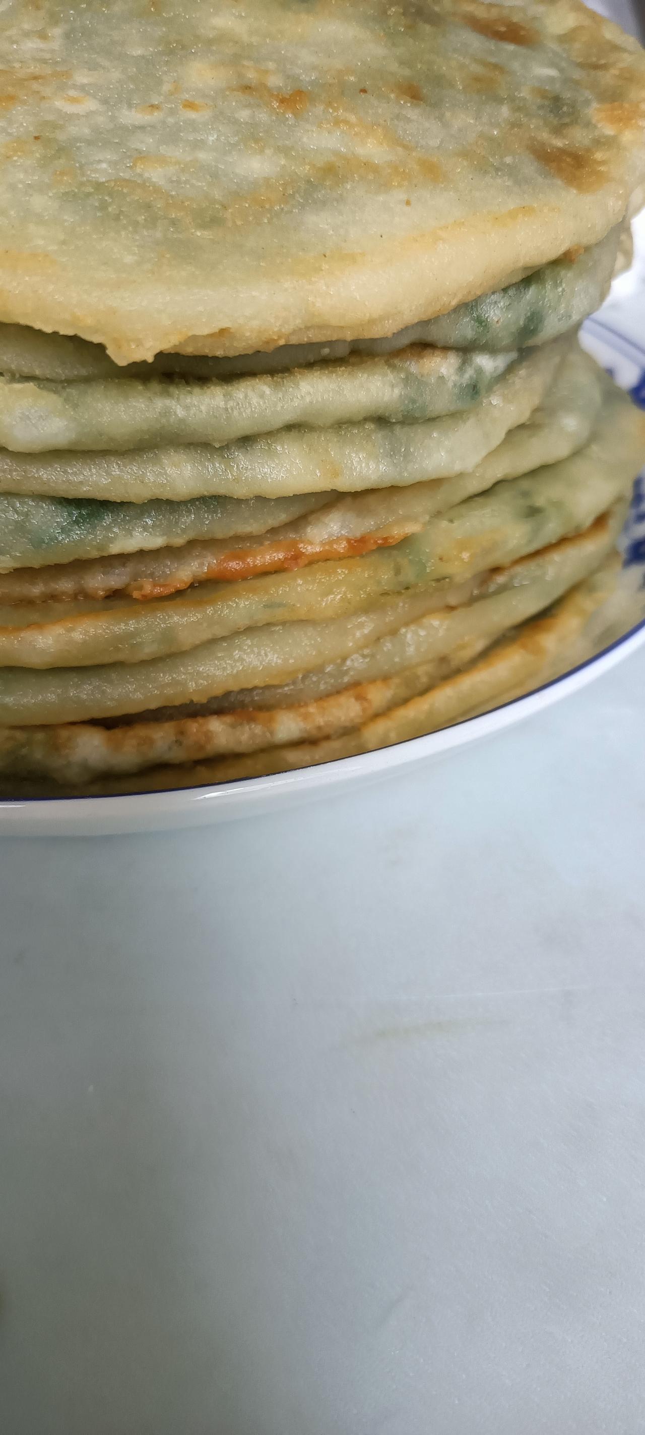 烙馅饼了，也算是正宗的蒙族馅饼吧！
亲家母昨天就回来了，她昨天打电话说不用我过去