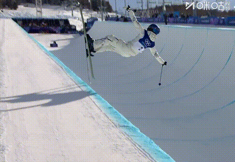 女子U型场地决赛94分暂列第一！谷爱凌第二轮顶住压力完美发挥，大心脏啊，这高度完