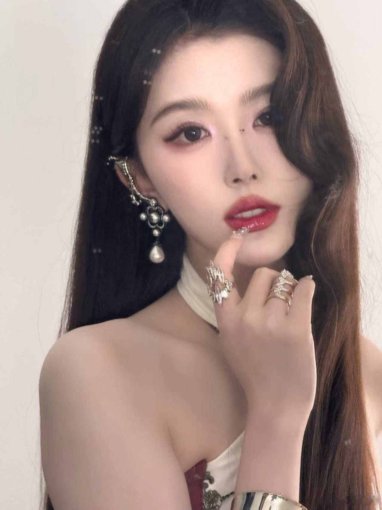 孔雪儿电子蝴蝶妆随拍  孔雪儿电子蝴蝶妆随拍，被 美到简直就像呼吸一样简单呀 