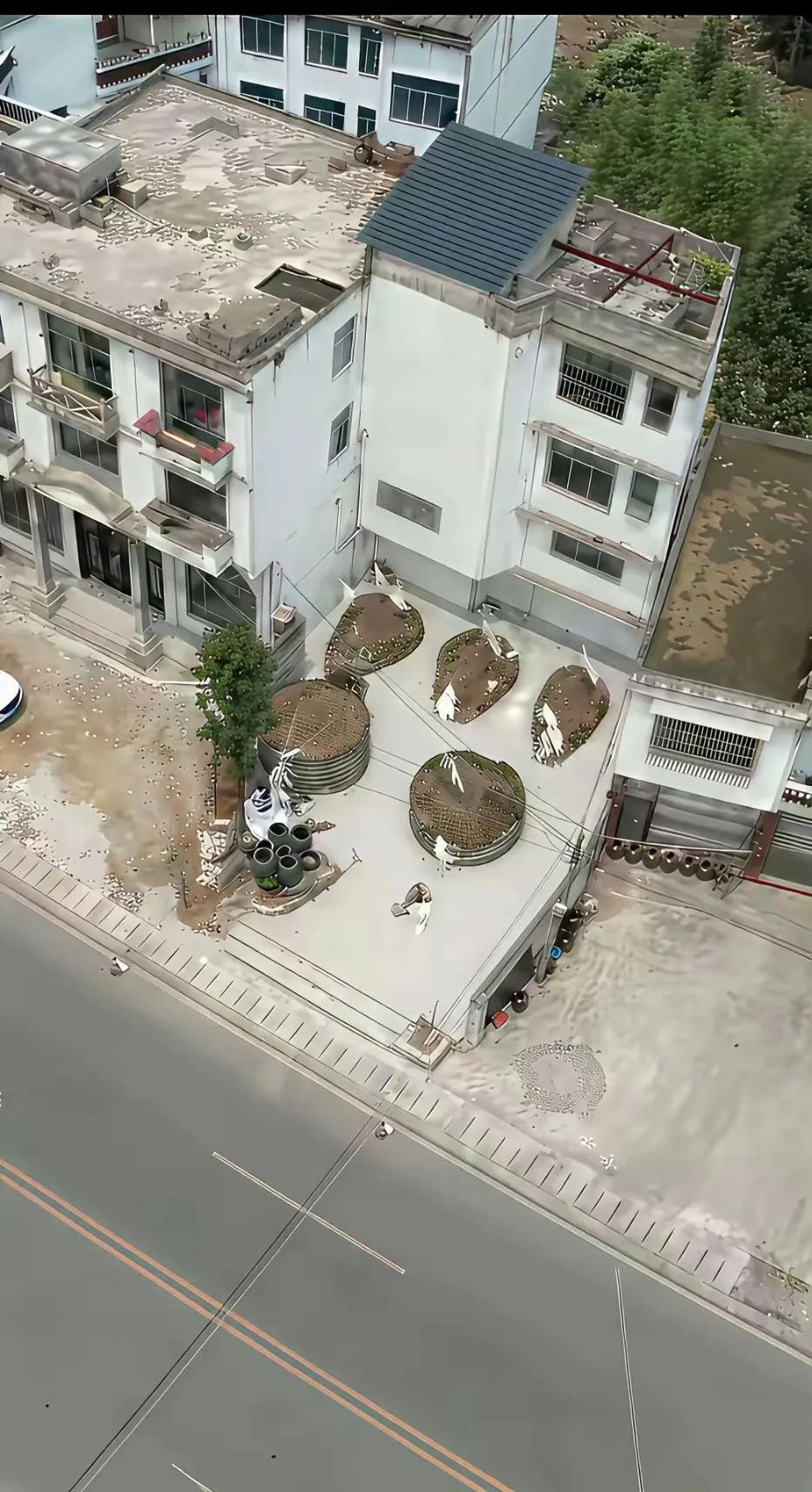 不得不说，一个敢建，一个敢住，
不害怕吗[允悲][允悲]