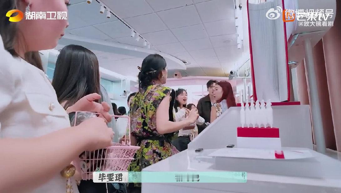 毕雯珺[超话]毕雯珺地表最强后勤担当巴黎合伙人名场面巴黎合伙人 队友随口说句“想