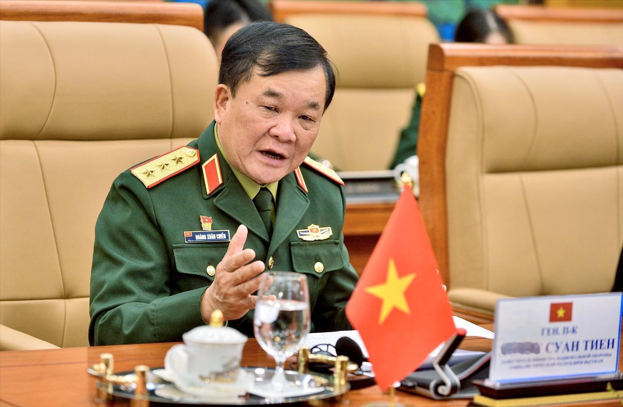 一国部长竟能做出这事 

外交场合讲究体面和规矩，上到国家领导人，下到随行工作人