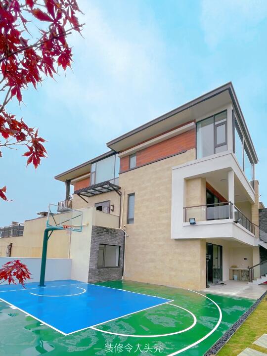 18岁日记里的梦想，40岁用砖头围成半场