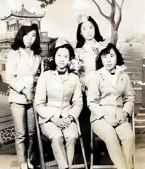 1950年，解放军在福建剿匪时，在山林中遇到了4个女学生，战士们好心为她们指路，