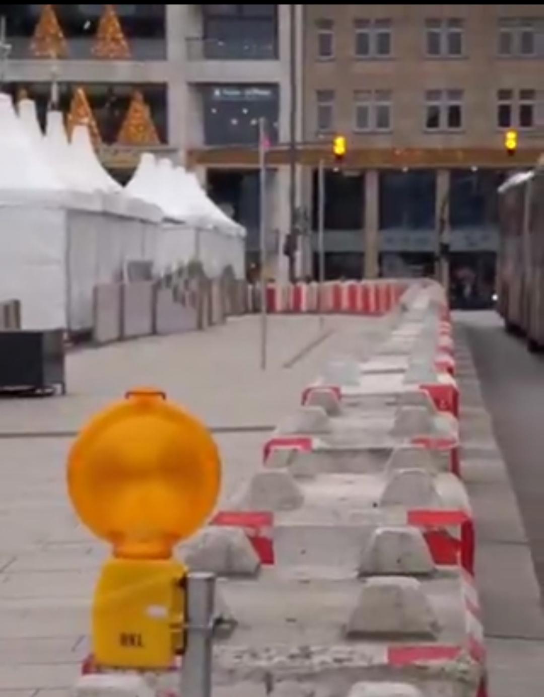 德国圣诞市集重兵围堵

德国圣诞市场四周布满混凝土路障与金属栅栏，车辆禁入，民众