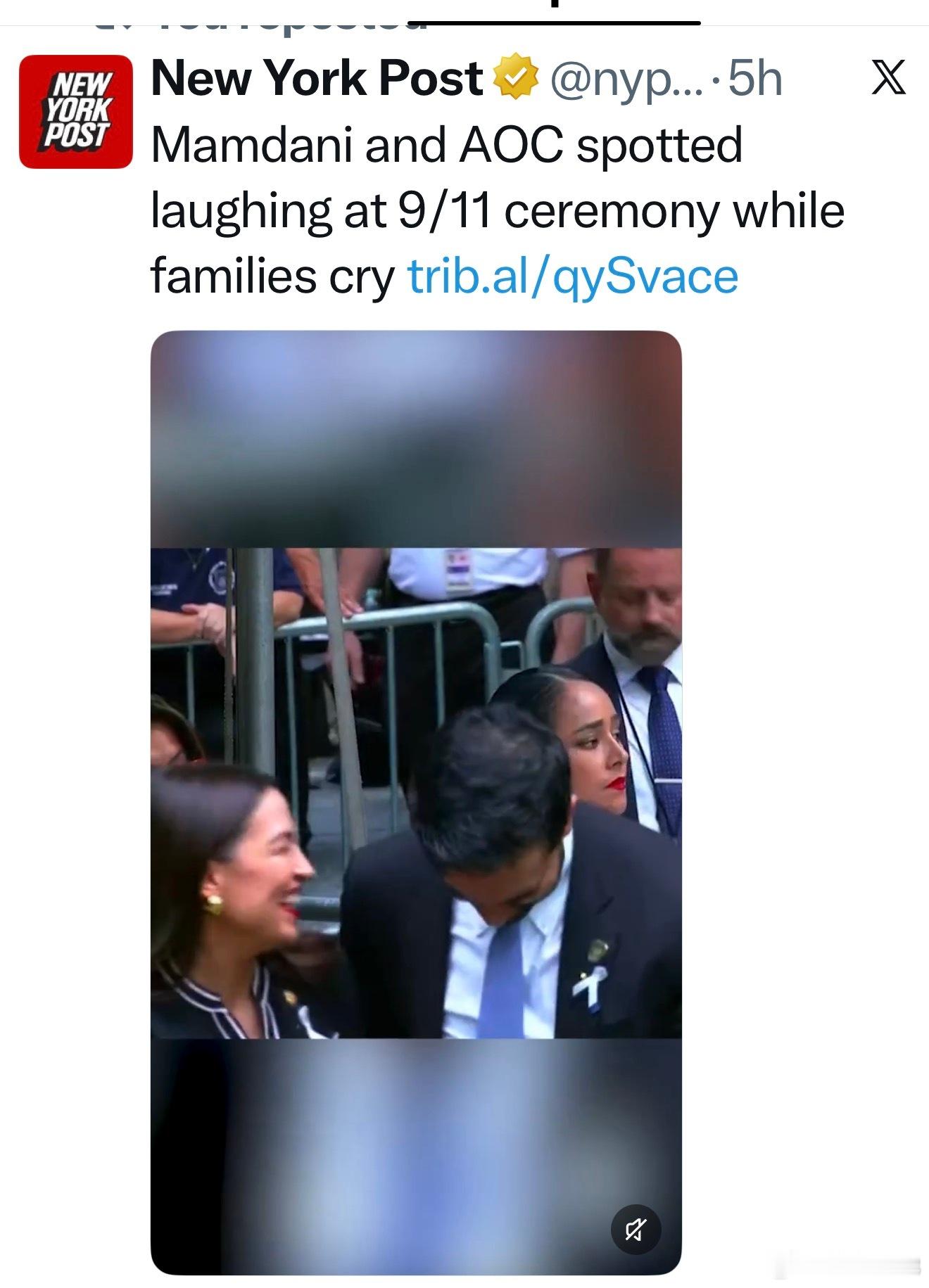 9·11纪念仪式上，马姆达尼和AOC被拍到在遇难者姓名被庄严宣读时，笑得像是在参