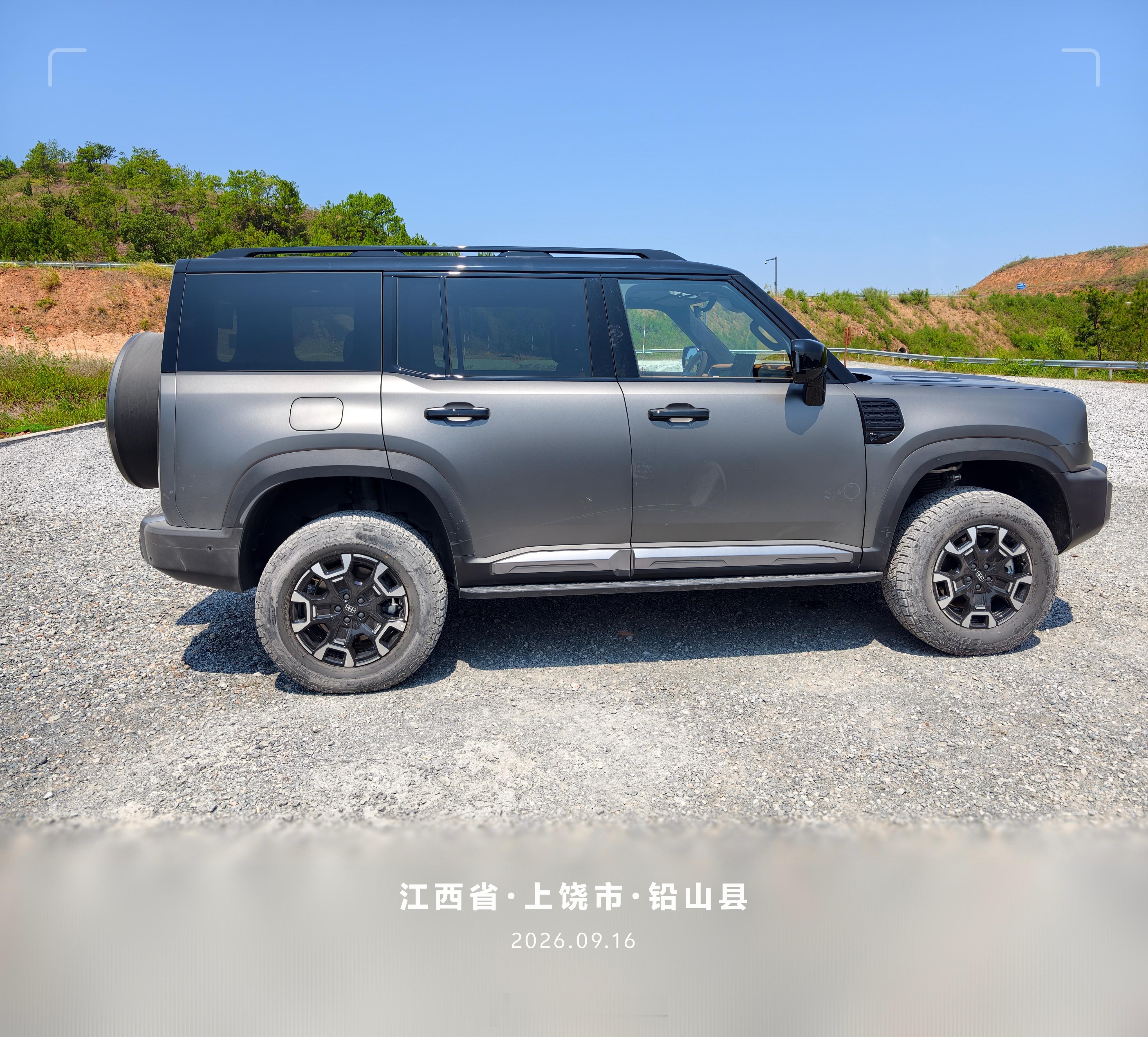 不管你看中了吉利银河战舰700哪个颜色，都要去比较下这个冰川银配色，我看了现场所