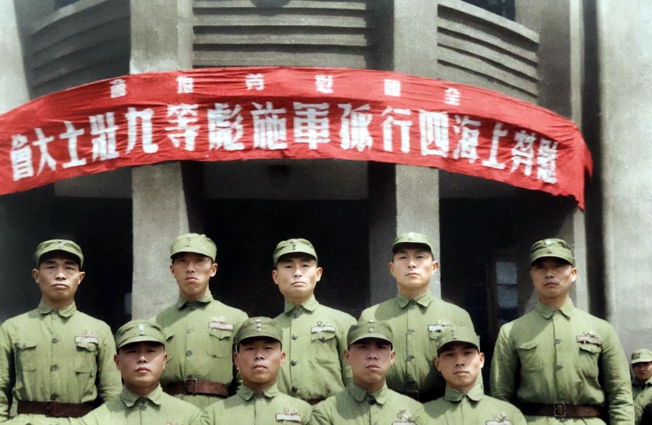 1943年，重庆慰劳上海四行孤军壮士大会上，九名亲历四行仓库保卫战的士兵于横幅下