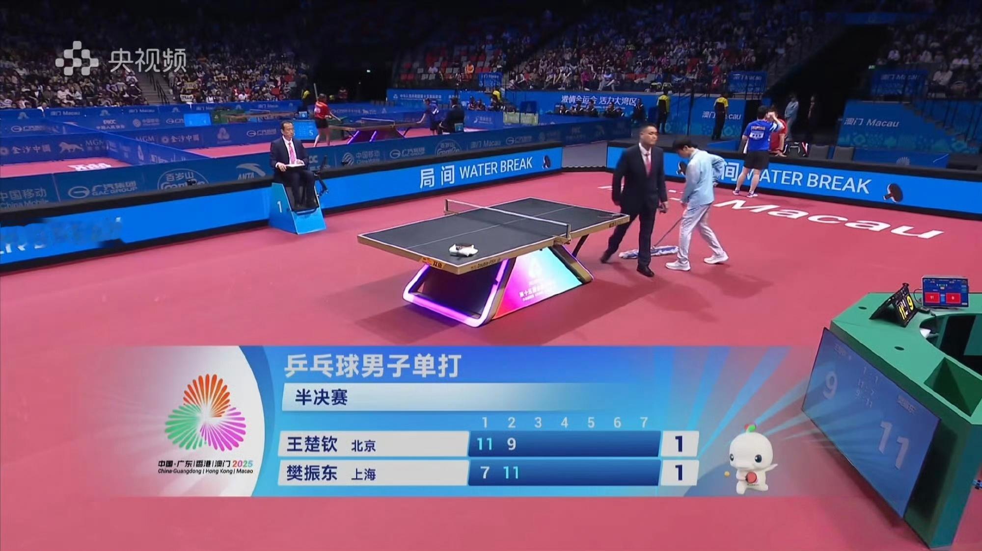 全运会乒乓球项目是一群世界冠军挣一个全国冠军，半决赛是两个世界冠军挣一个决赛名额