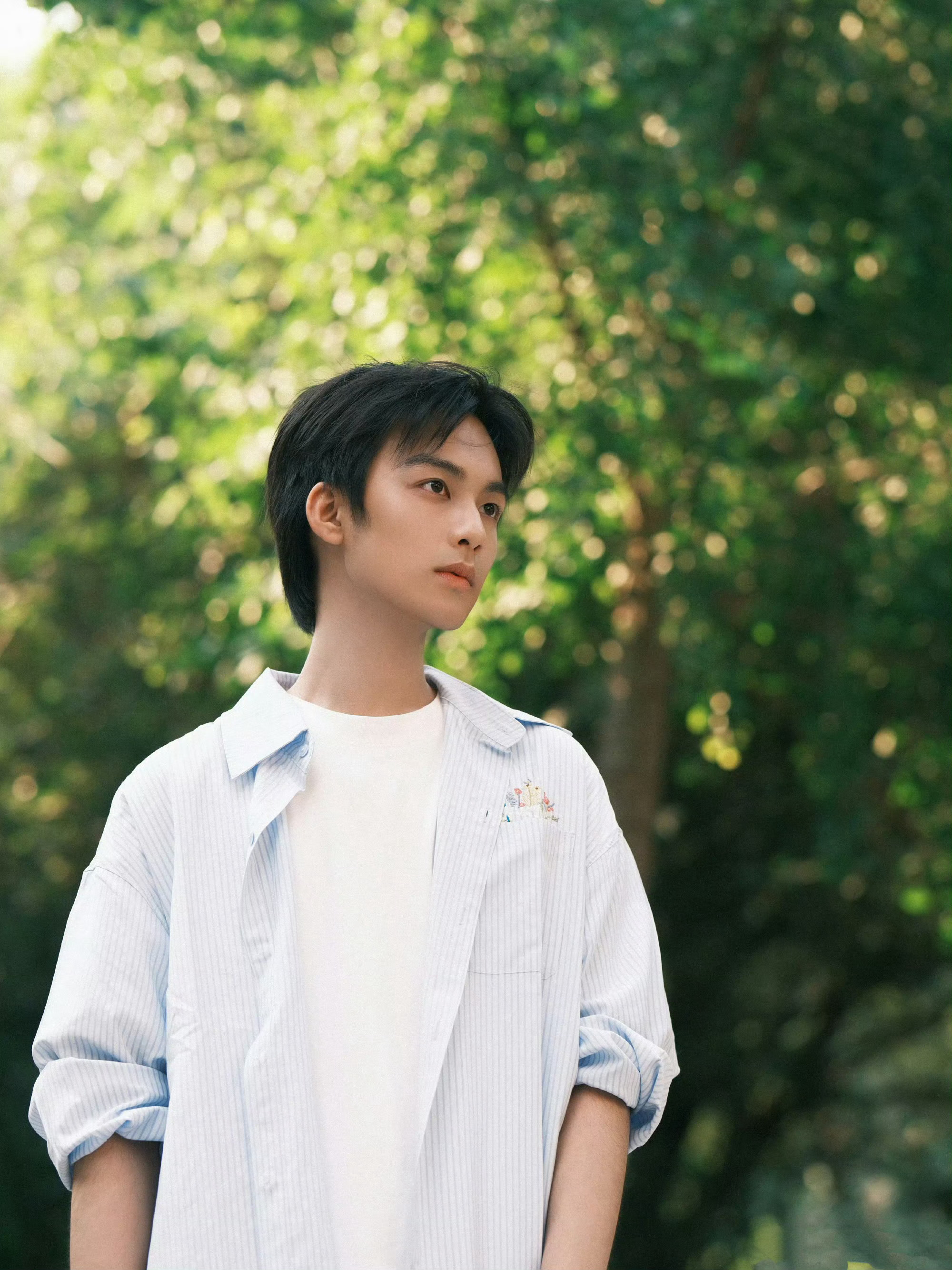 陈思诚签约00后小生黄毅，弟弟这张脸真的充满了少年感啊[羞嗒嗒] ​​​