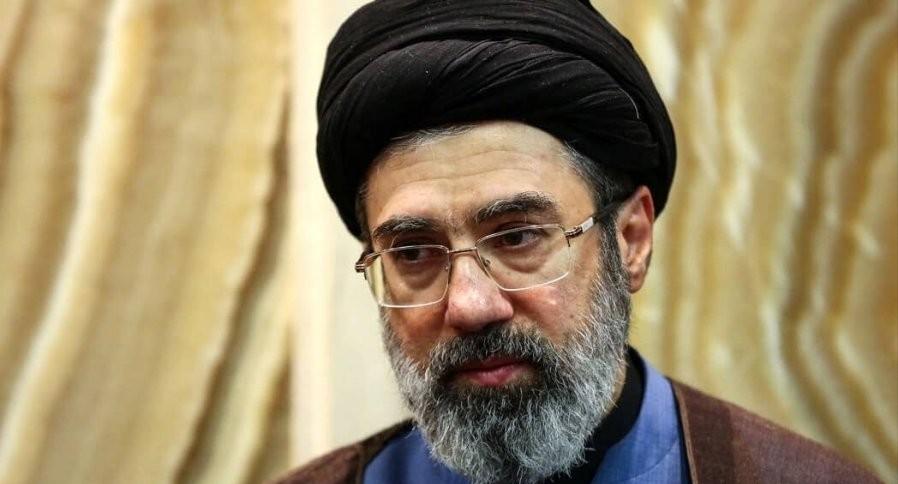 路透社刚捅破了一层惊天窗户纸：伊朗新掌门人穆杰塔巴·哈梅内伊不仅面部几乎毁容，双