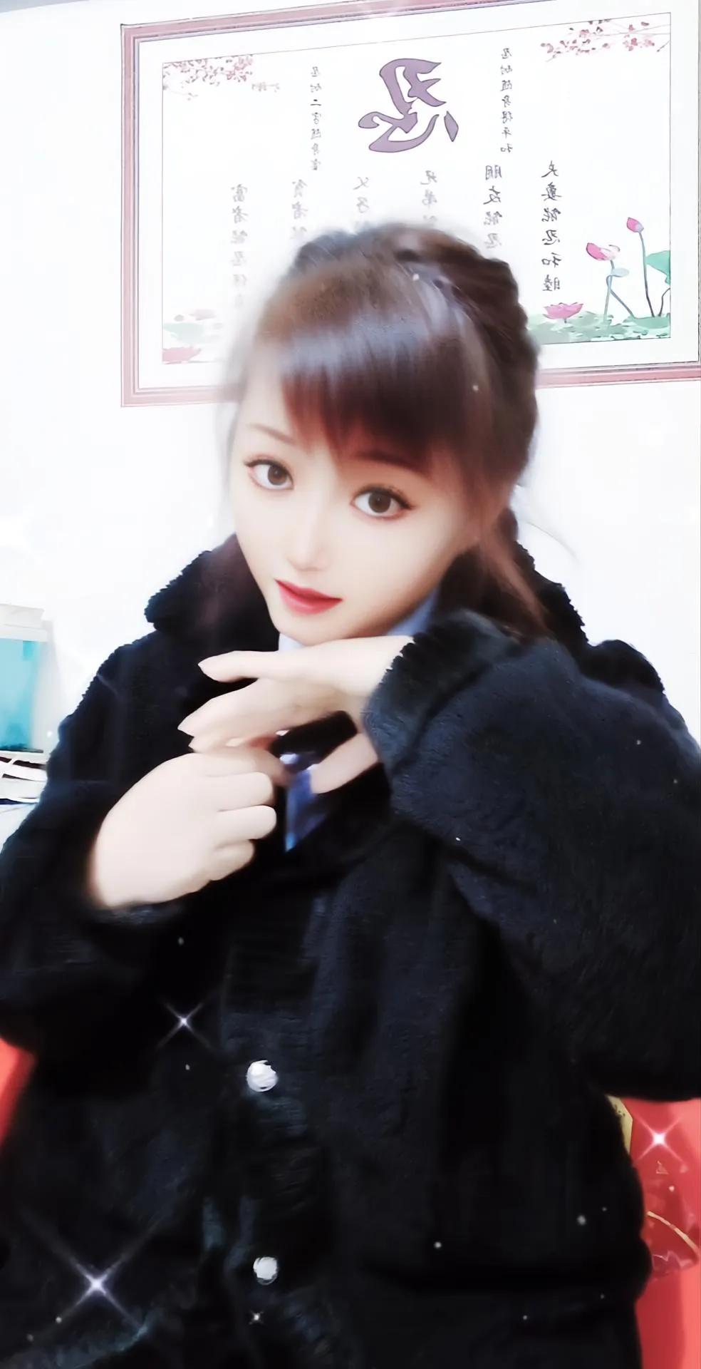 冬日穿搭里，黑外套确实是个宝。就像说的黑外套配红唇，那是经典又时尚。我有次参加活