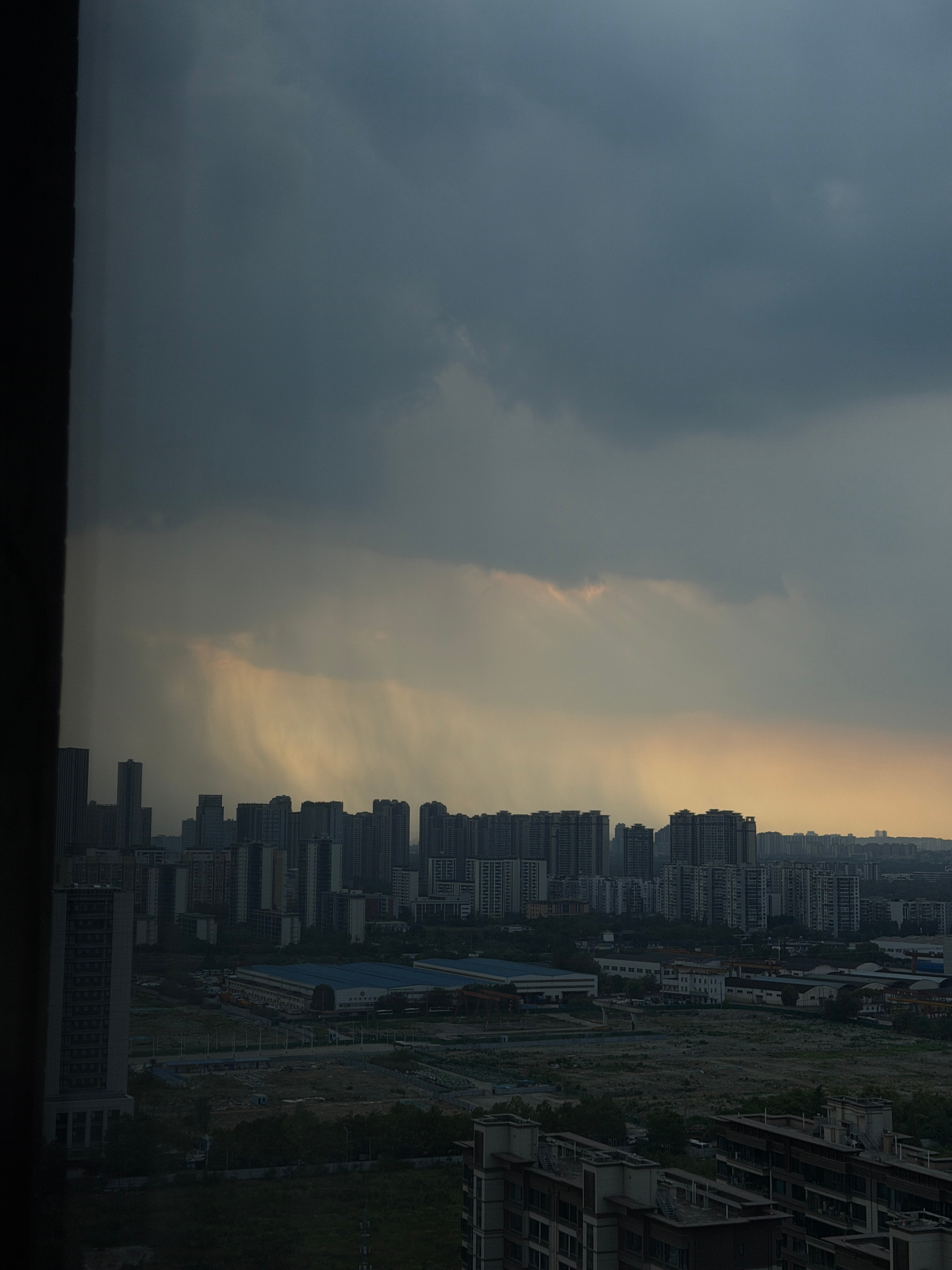终于让我看到局部下雨了 好神奇 