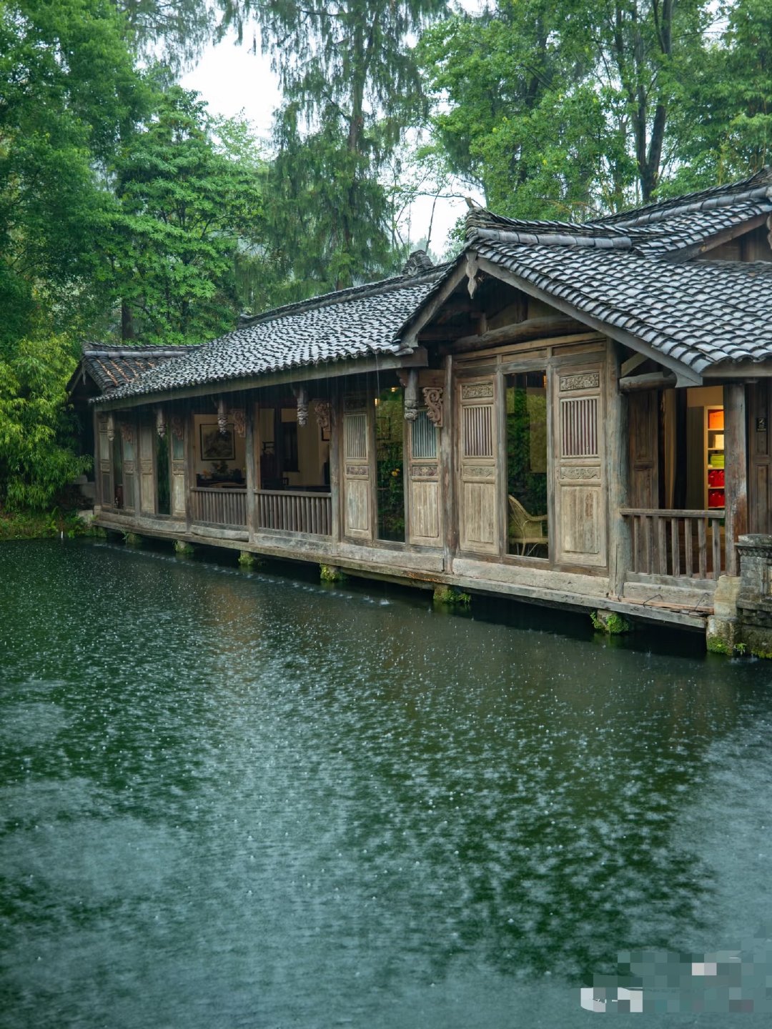 网友们提供在秦巴之间的汉中，既有高山草甸、林海牧场，又能私藏茶园花海、千年古镇、