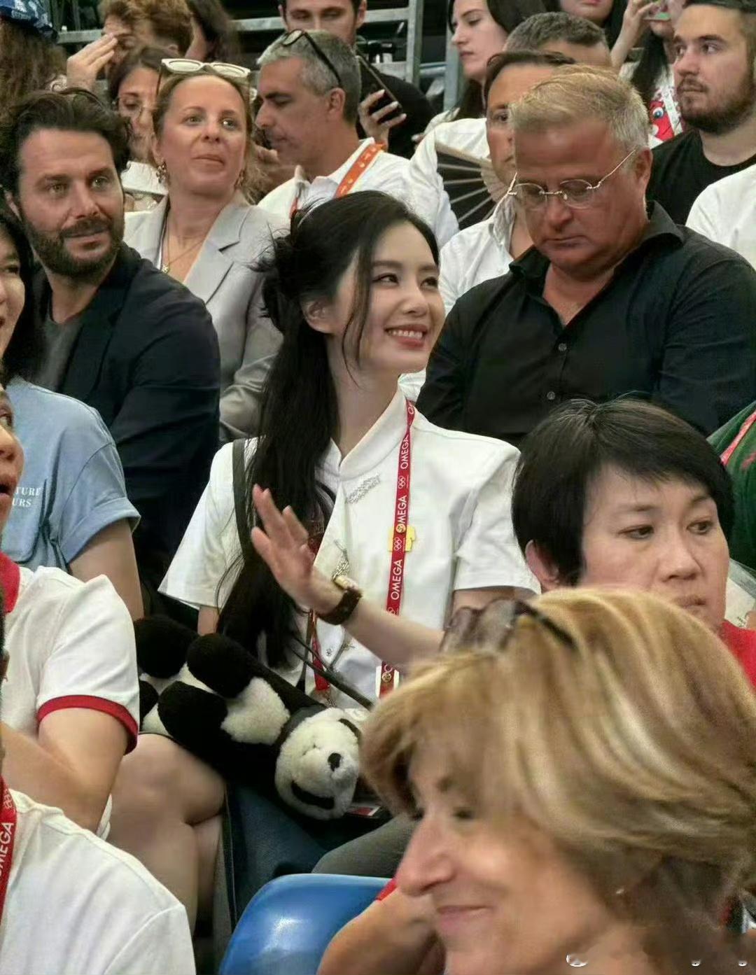 #刘诗诗穿新中式看击剑#我滴乖乖，刘诗诗这身打扮好漂亮，还对着镜头甜笑，身上还带