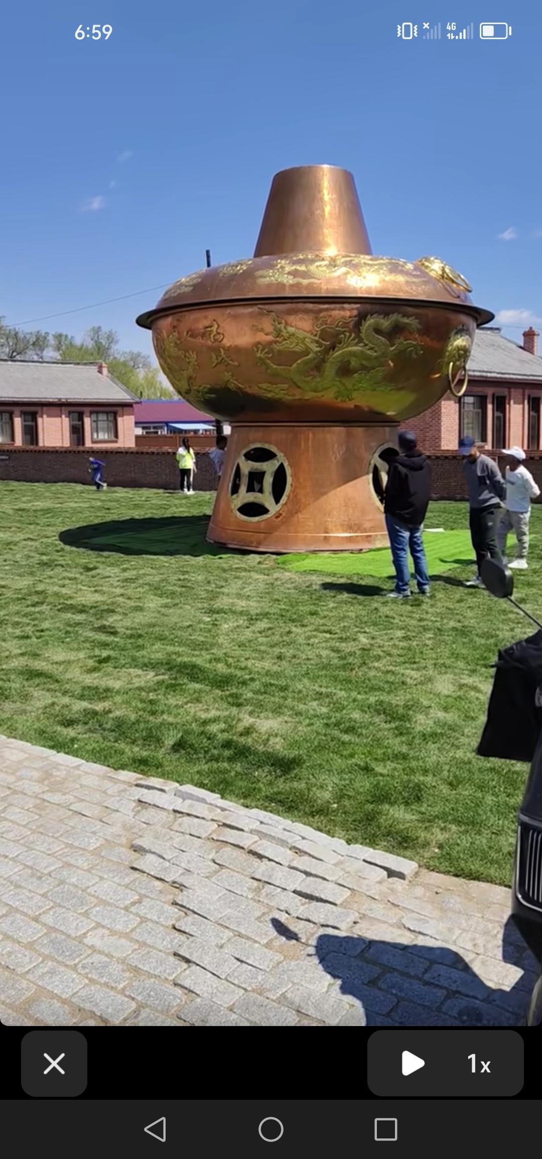 世界上最大的铜火锅现身吉林市乌拉街古文化街，引得游客纷纷驻足围观，着实令人叹为观
