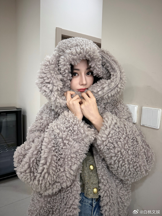 热巴的三月行程图热巴巴黎时装周看秀行程 三月行程图已解锁！热巴将于3月3日现身巴