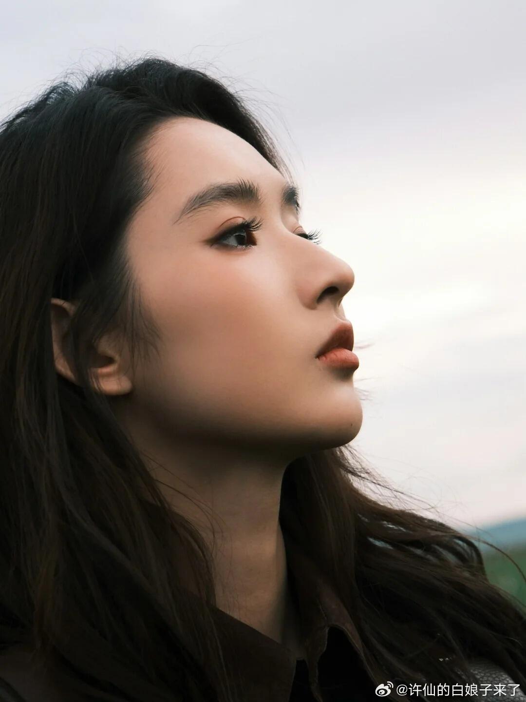 玉雯妹妹也是美的很突出～～ ​​​