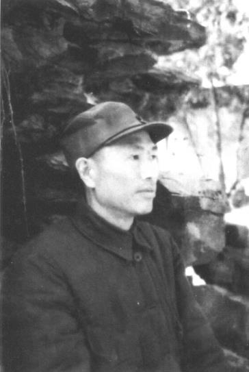 1949年邓华摄于北京帅府园。平津战役后进京留影。