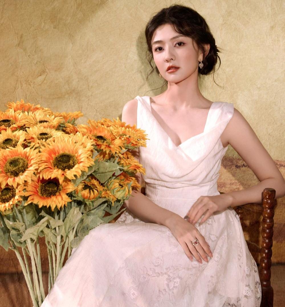 正在播出的电视剧《醒来》里，演员梁洁出演沈克希，一名中共地下党员，也是欧豪出演的