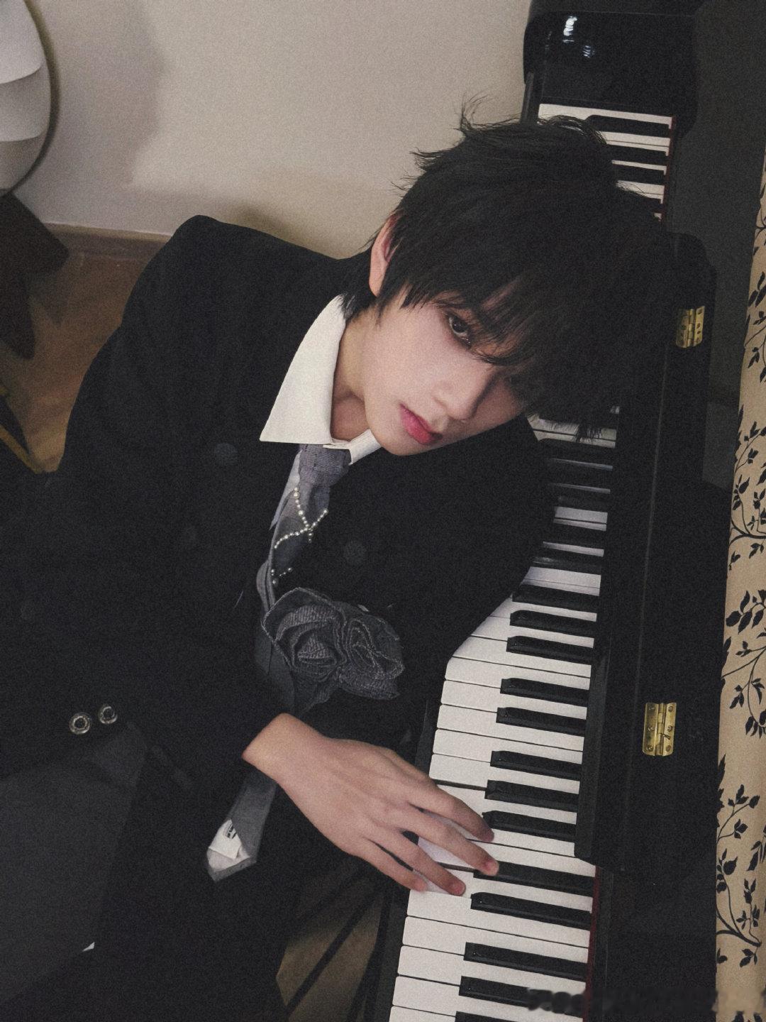 王橹杰王橹杰钢琴阴郁少年少年自有态度王橹杰钢琴阴郁少年大片