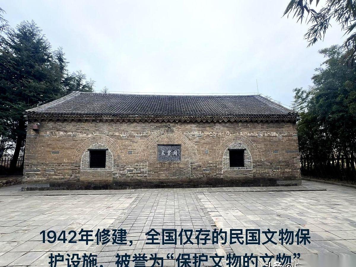 河南登封有三块汉代的大石头，不起眼，甚至有点破。
但在国家文物保护单位的名录里，