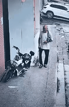 报应来的也太快了！老大爷偷拿电动车上的雨伞，转身就遭遇意外！

生活里总有些人，