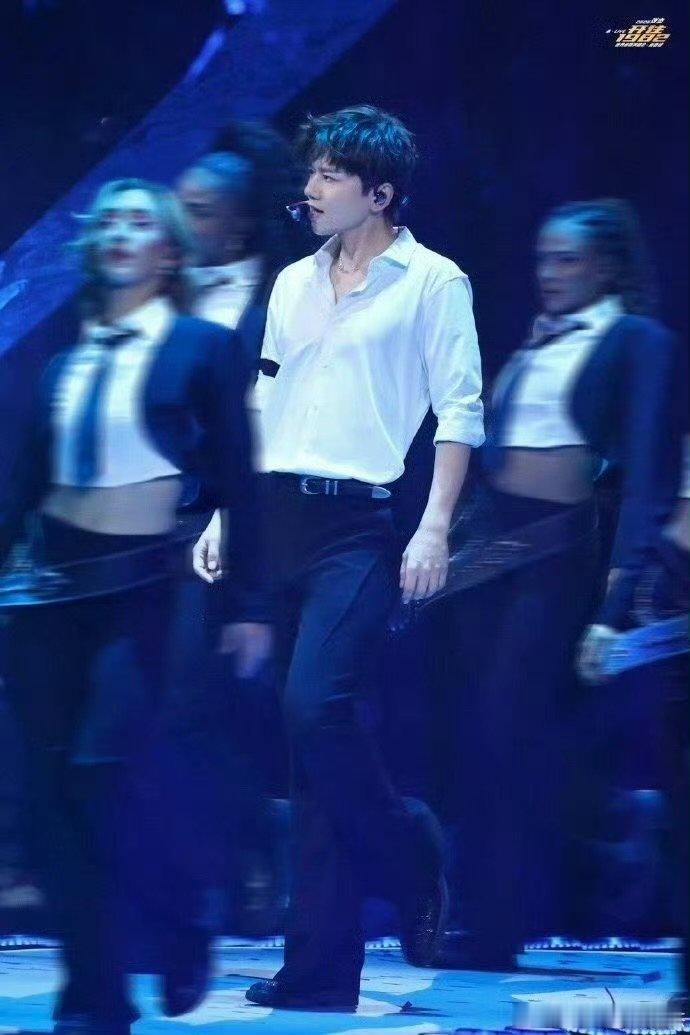 张杰斗转星移鸟巢见 张杰未LIVE巡回演唱会 一路惊喜一路感动，张杰把最好的都给