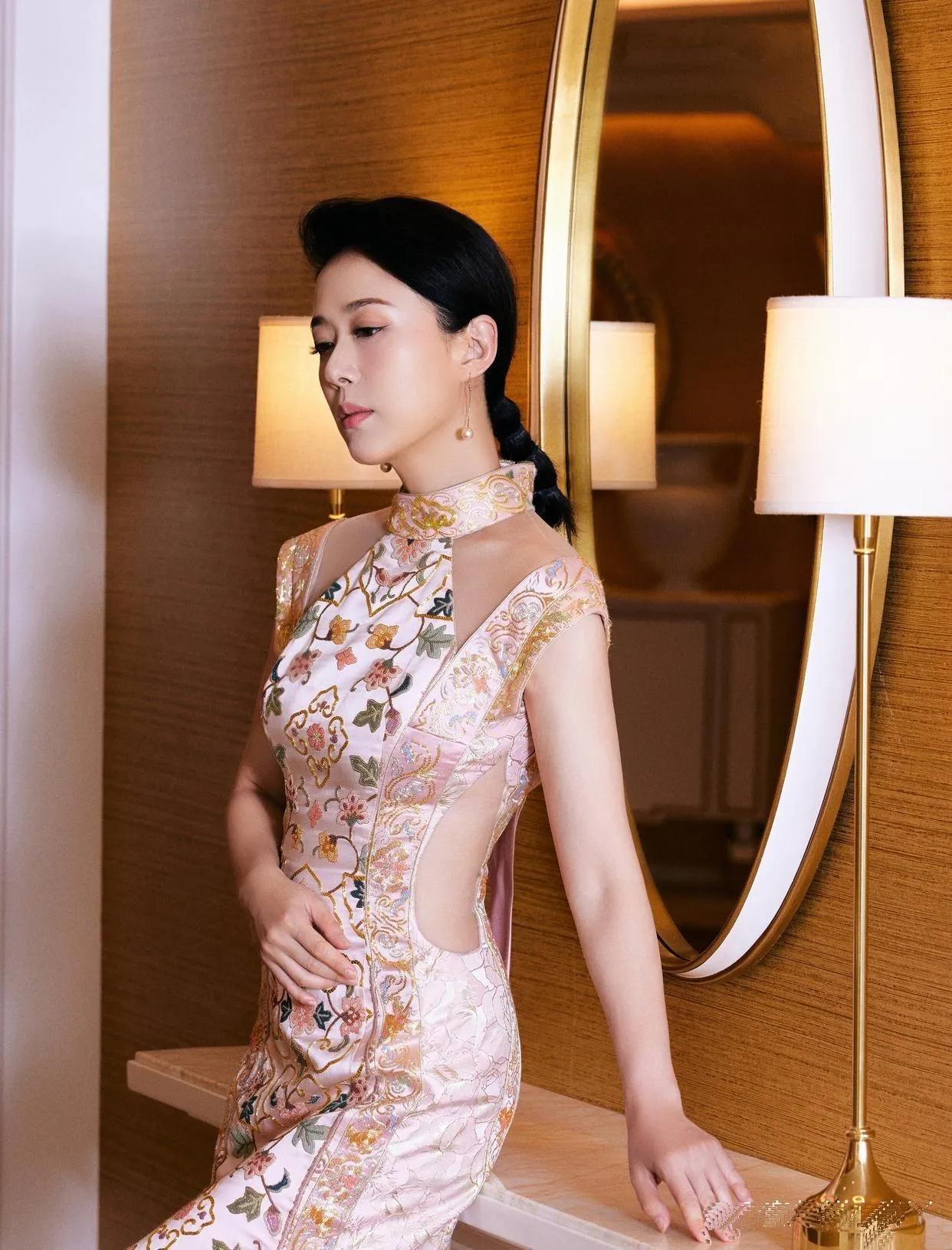 嫦娥妹妹颜丹晨真的美的让人触目惊心。