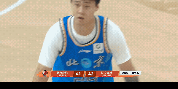 陈盈俊投进半场压哨球，北京男篮半场暂时43：42领先辽宁男篮，今晚的比赛对于北京