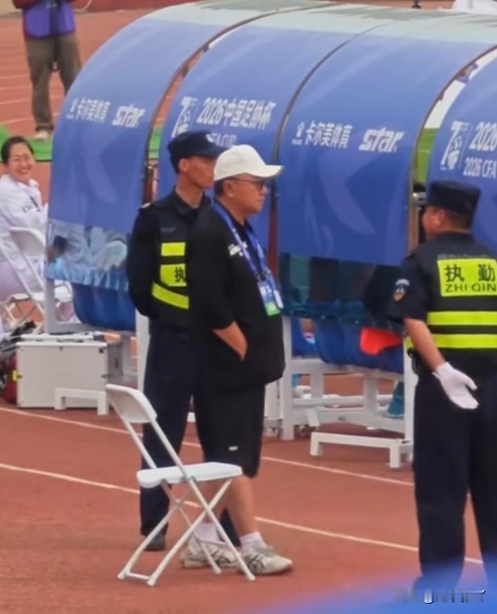 这还真是闻所未闻啊！
董路率领队伍参加比赛，他本人却不能进入场地，被两位安保挡在
