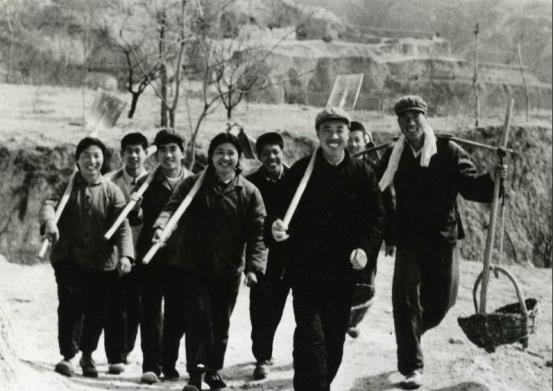 1978年，知青王鲁明调到中学当老师。他正批改学生作业，谁知，里面竟夹着一张字条