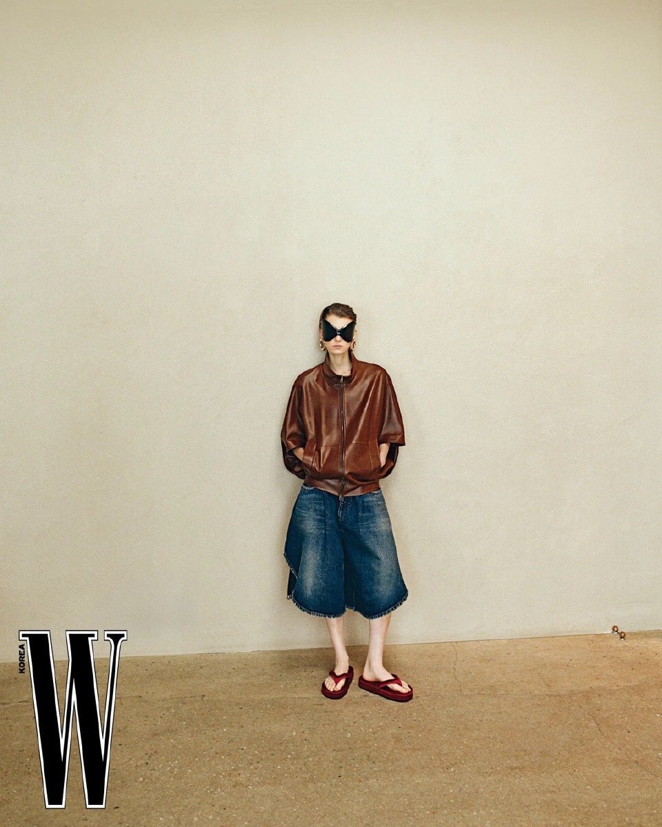 模特Dana Smith韩版《W》2026年1月刊Balenciaga  Pie