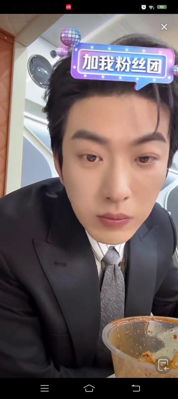 只有吃饭的时候才有时间，拍戏的时候就不会直播。我知道去年的时候拍戏也直播，去年就