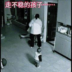 这视频可以上新华社了！
监控中的宝宝14个月，很意外的一幕发生了……路还走不稳，