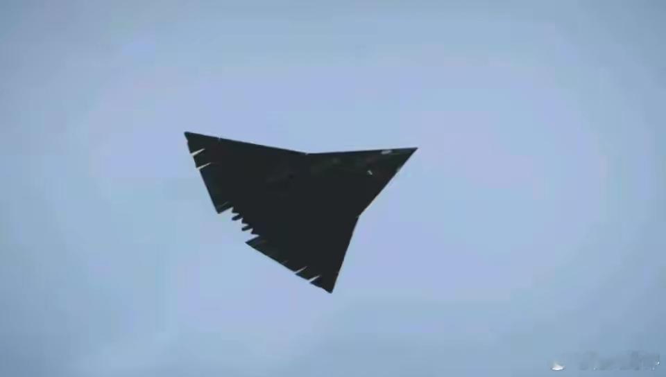  歼-36第四架试飞，爆发式发展让美军坐立难安！近日，美媒聚焦中国的歼-36第四