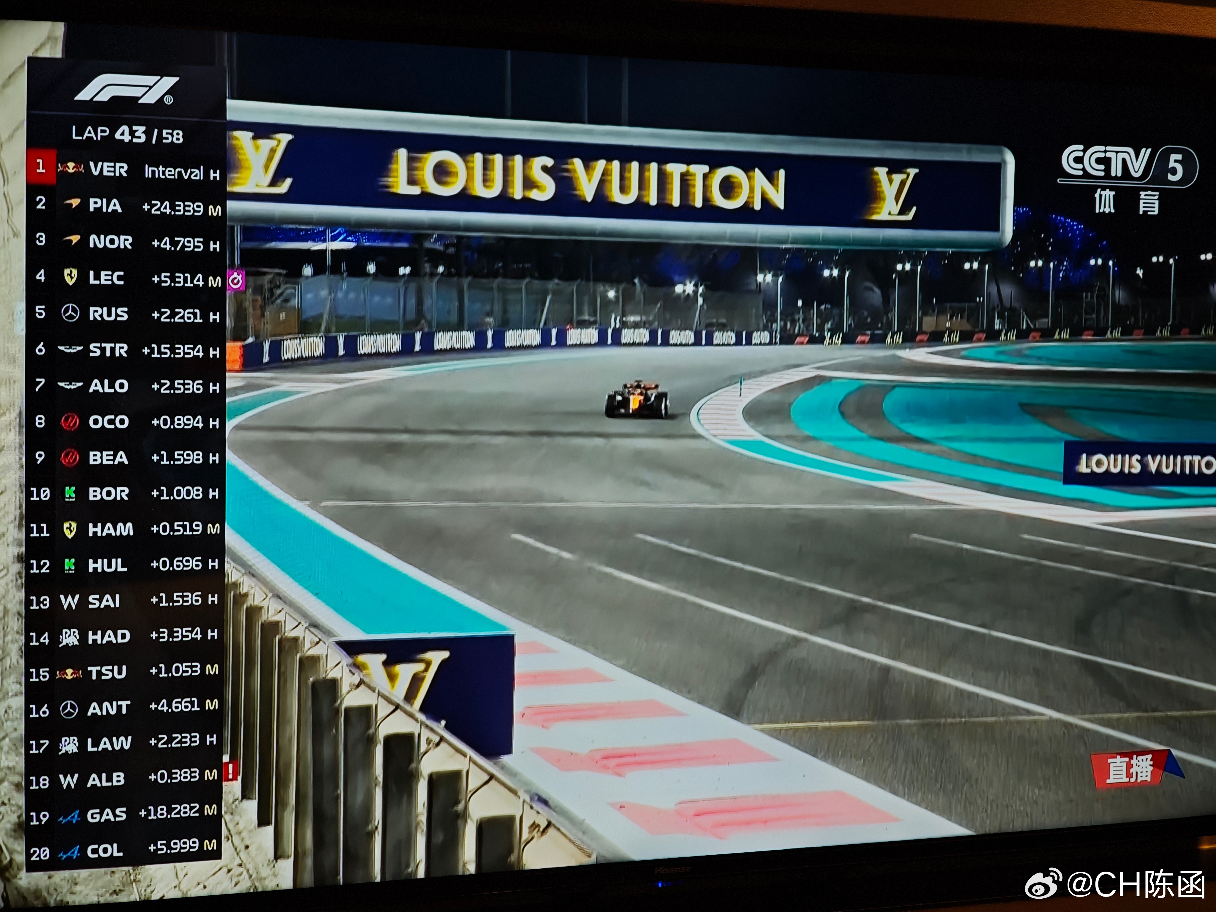 刚到酒店，赶紧看看F1收官大战，CCTV5居然有直播！现在维斯塔潘领先22s，还
