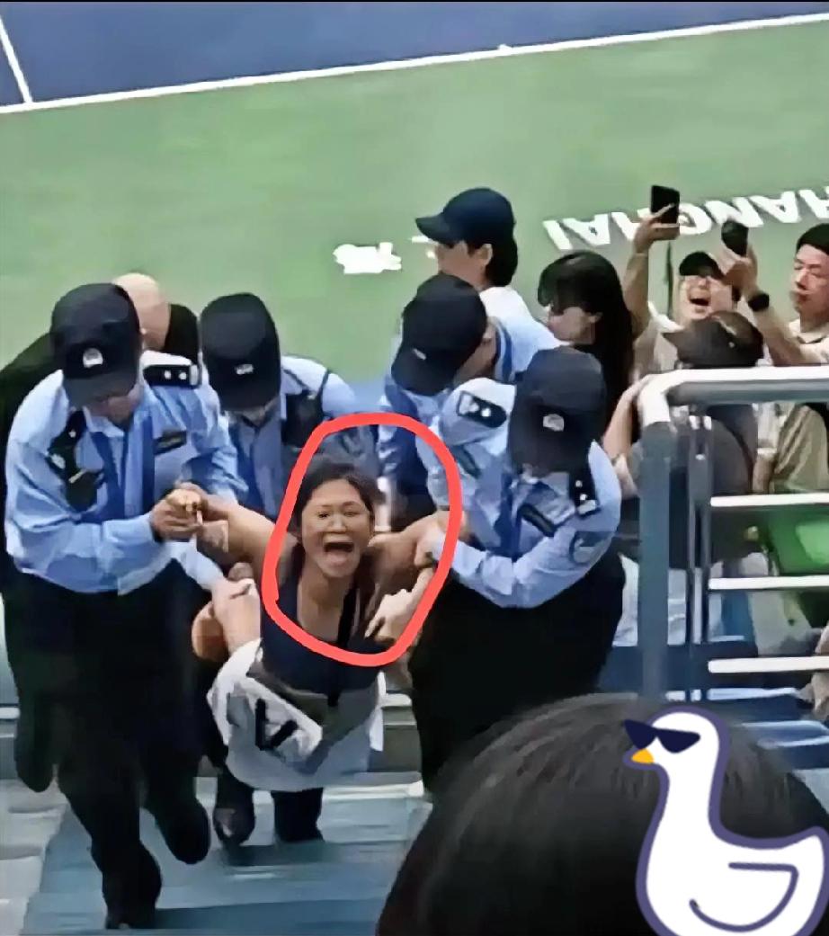 上海“网球姐”被抬这事，
我觉得罚的有点轻，
十一国庆节，
上海网球大赛举行没多