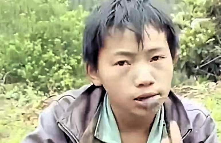 广西6岁男孩，父亲意外去世，母亲抛弃他带着弟弟离开，为了生存，他挖野菜、采野果，