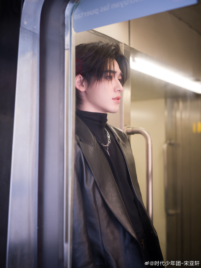 宋亚轩元宵15宫格营业宋亚轩元宵皮衣地铁大片 元宵节被宋亚轩的15宫格皮衣地铁大