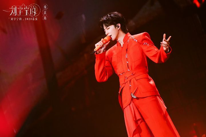 红焰裁成舞台衣，声浪掀翻千里席。每一次开嗓都震碎沉寂，每一个音符都直抵心底。你站