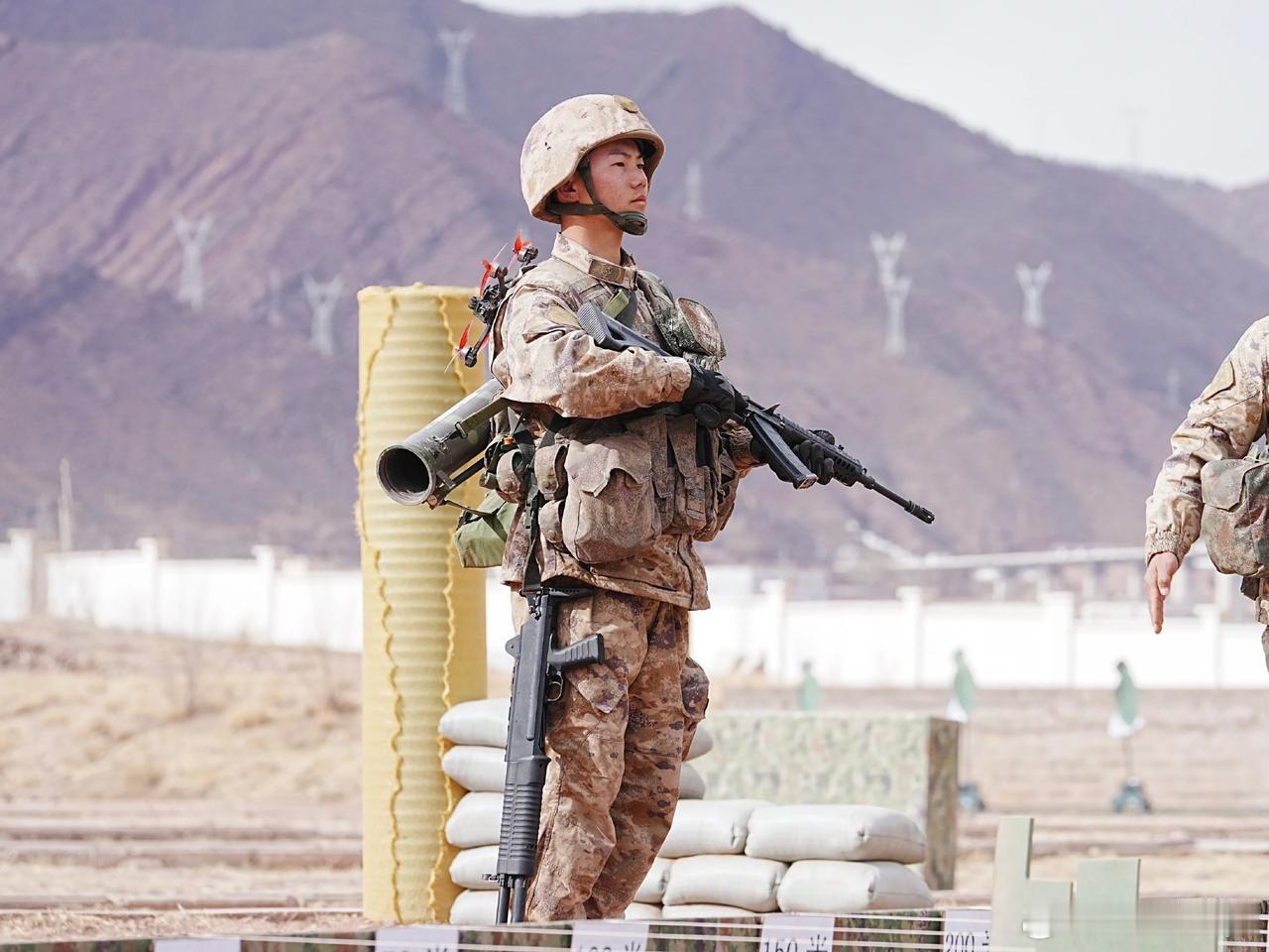 苦逼的副班长，这一身装备下来超过四十斤了吧，还怎么跑得动呢！手里是一支191突击