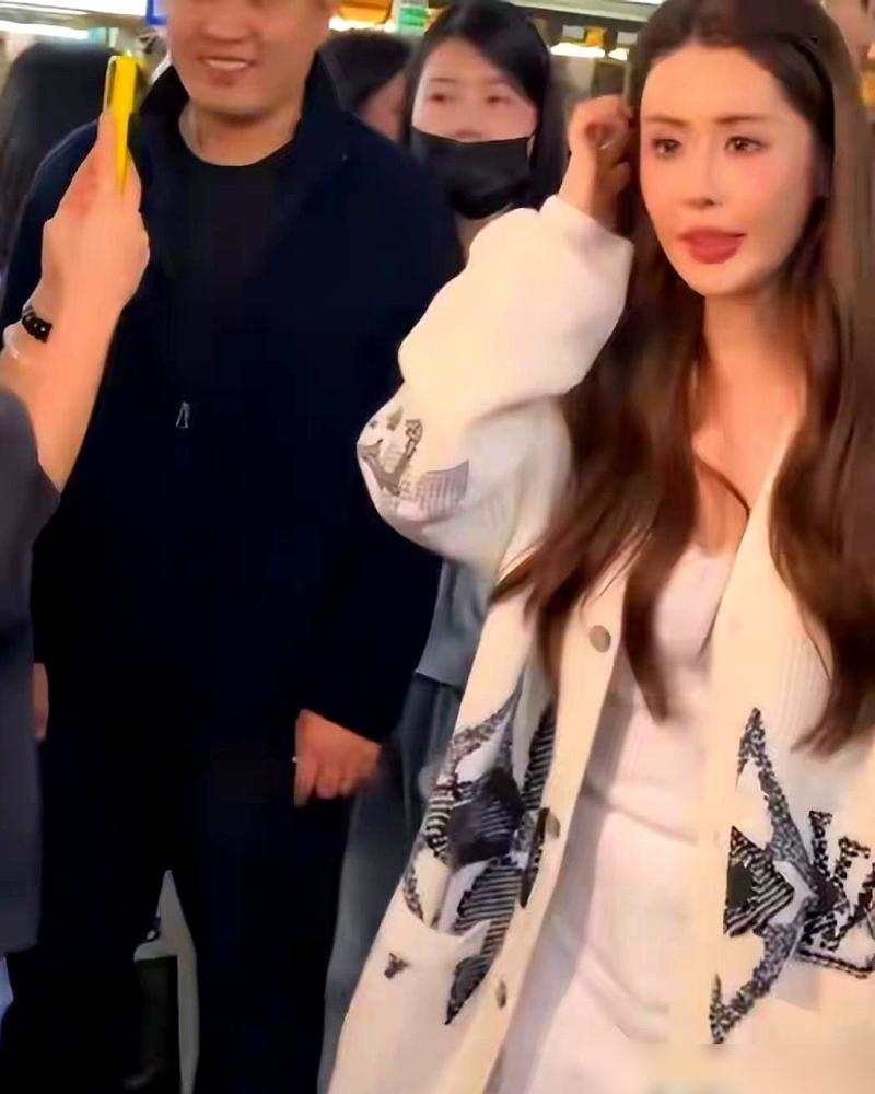 韦雪的脸僵得连螺蛳粉都吃不利索，谁能想到，她今年已经狂赚9个亿？这简直是颠覆三观