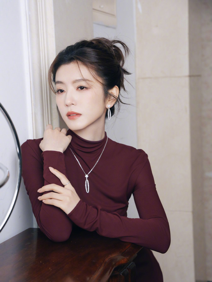 李云霄  李云霄微博之夜第二套服装出图，姐姐说了，是预制图美得很突出！！！ 