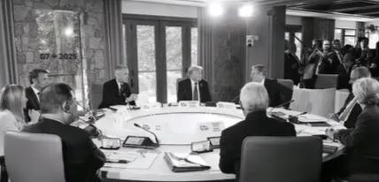 你敢信吗？G7 峰会上发生了这么戏剧性的一幕。欧盟主席冯德莱恩专门掏出来一块磁铁