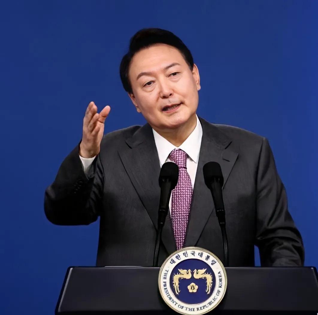 韩国总统尹锡悦
宣布“紧急戒严”
6小时后，
为什么他又宣布解除紧急戒严令呢？
