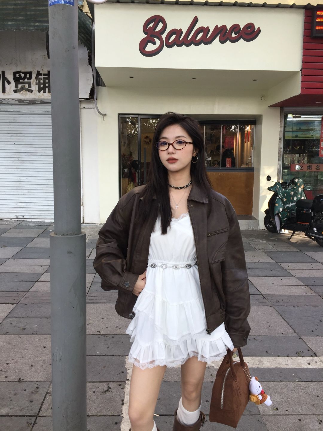 甜酷棕皮衣配小白裙好绝