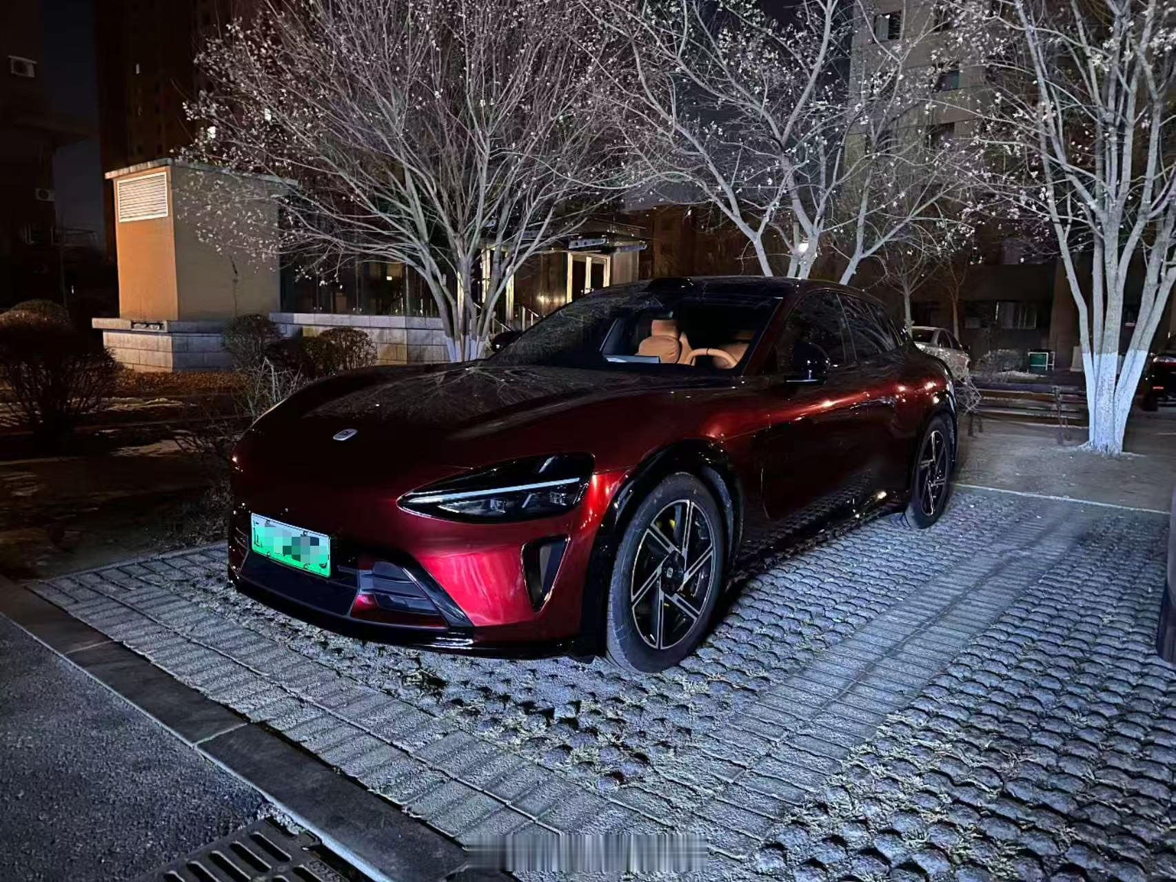 据悉，本地不少车友已经通过贴膜，提前发布了YU7 GT